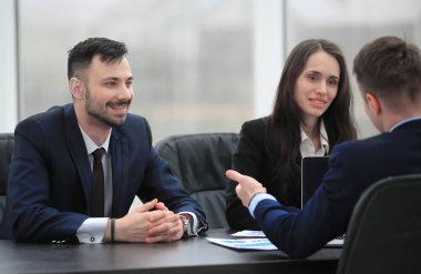 masanızda mali belgeleri tartışırken iş takım