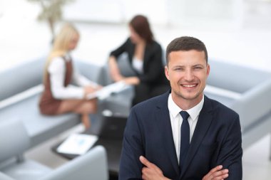 arka plan bulanık Office genç işadamı.