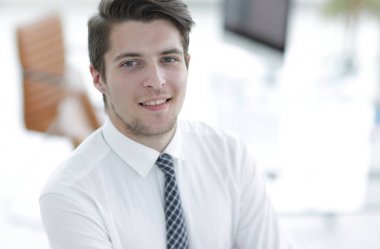 Kendine güvenen genç işadamı office arka plan üzerinde