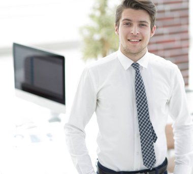 Kendine güvenen genç işadamı office arka plan üzerinde