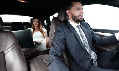 Arabada bir bilgisayarla işadamları bir iş gezisinde git
