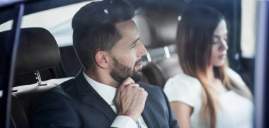 adam iş taksi ile seyahat bir meslektaşım icra ile.