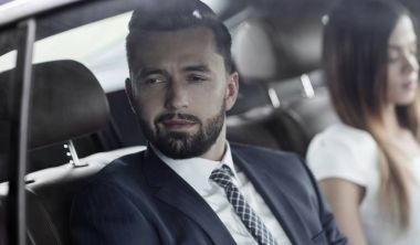 adam iş taksi ile seyahat bir meslektaşım icra ile.