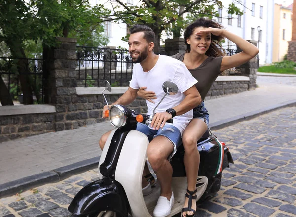 Jong (echt) paar rijden motor scooter in stad — Stockfoto