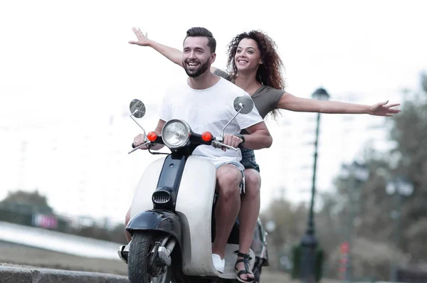 Glückliches Paar fährt Motorroller begeistert in den Sommerferien — Stockfoto