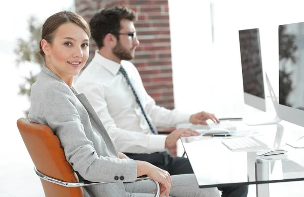 Retrato de mujer de negocios confiada en su oficina — Foto de Stock