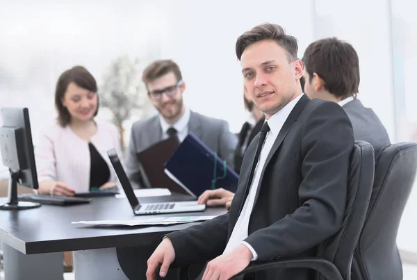 Equipo de negocios con un gerente senior en primer plano — Foto de Stock