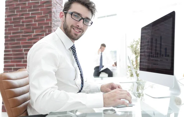 Självsäker affärsman att göra en finansiell rapport — Stockfoto