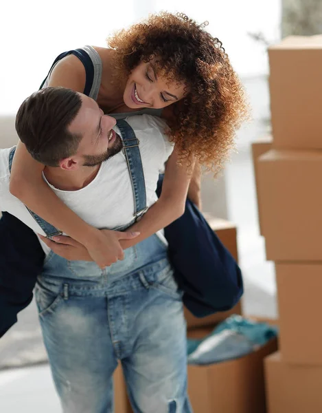 Hustru och man är glad att flytta till ett nytt hem. — Stockfoto