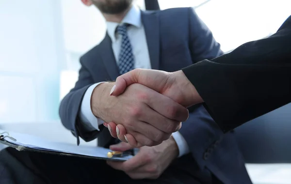 Primer plano de dos empresarios estrechando la mano — Foto de Stock