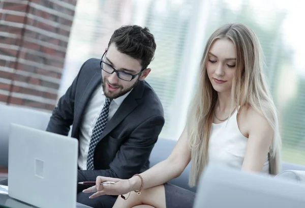 Manager och klienten surfar information på den bärbara datorn. — Stockfoto