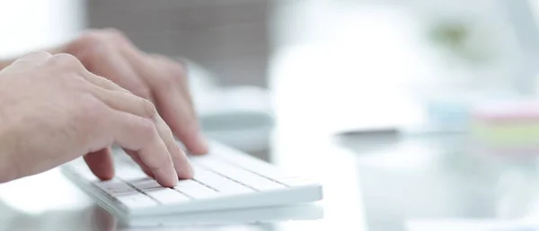 Primer plano del texto mecanografiado a mano en el teclado del ordenador . —  Fotos de Stock