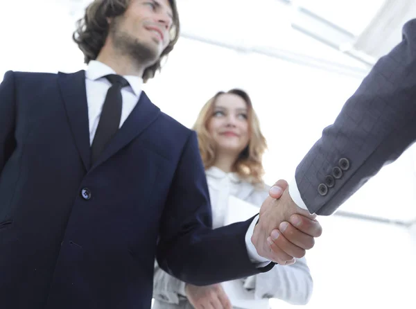 Foto di stretta di mano di due uomini d'affari felici — Foto Stock