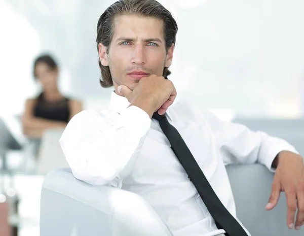 Retrato de empresario pensativo sobre fondo borroso . — Foto de Stock