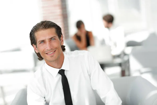 Молодой бизнесмен на фоне офиса — стоковое фото