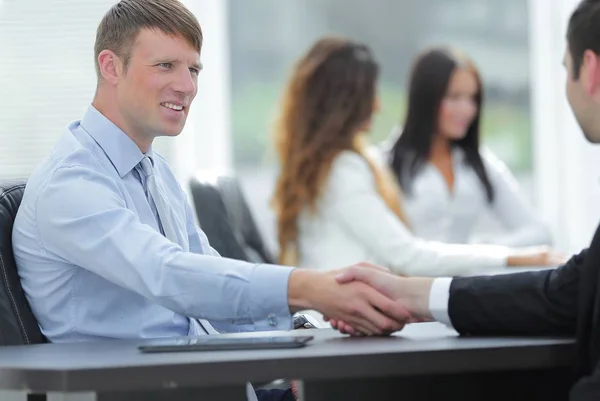 Handshake partnerów biznesowych przy biurku — Zdjęcie stockowe