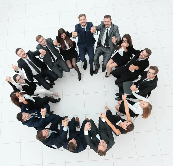 Conceito de construção de equipe .large equipe de negócios bem sucedida sentado em um círculo — Fotografia de Stock