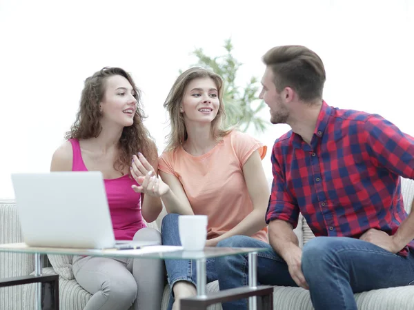 Grupo de estudiantes para discutir el problema sentado en el sofá . — Foto de Stock