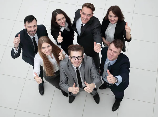 Gruppo di dipendenti di successo mostrando pollici verso l'alto — Foto Stock