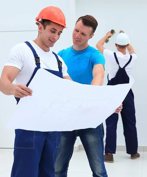 Foreman and architect discussing construction project — Stock Photo, Image