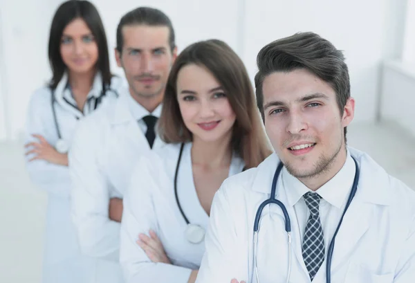 Retrato de confiante grupo feliz de médicos — Fotografia de Stock