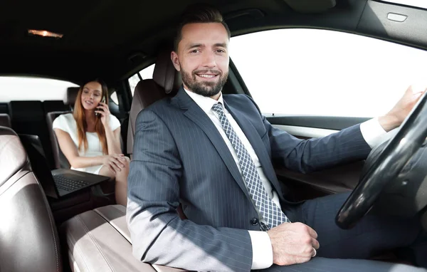 Attraente elegante uomo serio guida una buona auto — Foto Stock