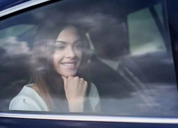 Mujer de negocios pensativo sentado en el asiento trasero del coche — Foto de Stock