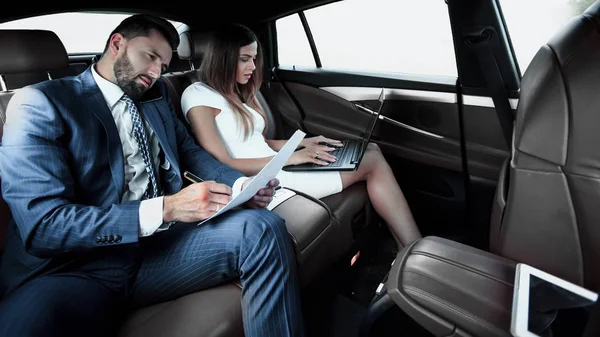 Viaje de negocios- Hablando en móvil al trabajo de coche — Foto de Stock