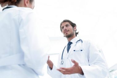 İki doktor hastane Resepsiyon alanında toplantısı