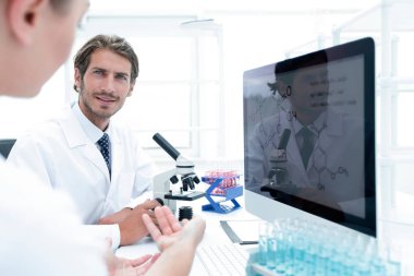 Bir güzel laboratuvar kadın test ve deneyler