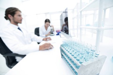 Laboratuvarda çalışan bilim adamlarının kenar görüntüsü