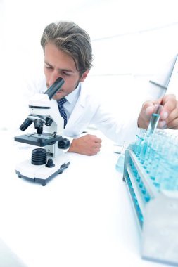 Test tüpleri mavi sıvı ile seyir kimyager