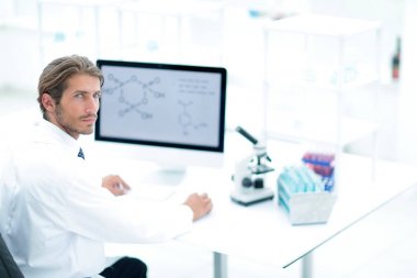 Camer arıyorum bir monitör olan erkek bir bilim adamı portresi