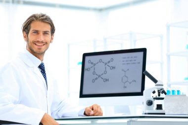 Camer arıyorum bir monitör olan erkek bir bilim adamı portresi