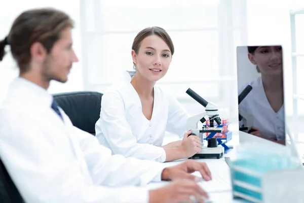 Experto de laboratorio que trabaja en una prueba con microscopio — Foto de Stock