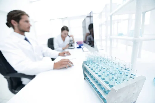 Vista laterale degli scienziati che lavorano in laboratorio — Foto Stock