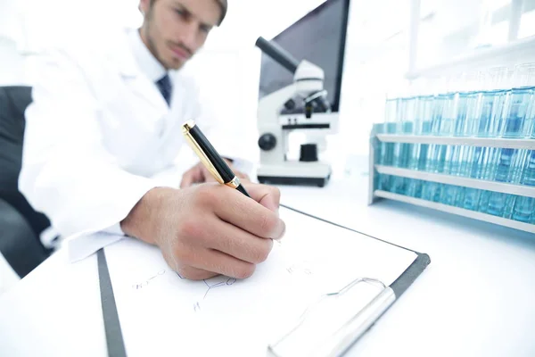 Cientista faz uma nota de experiência no laboratório — Fotografia de Stock