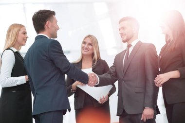 İş ortağı ile karşılıklı birbirlerini tebrik