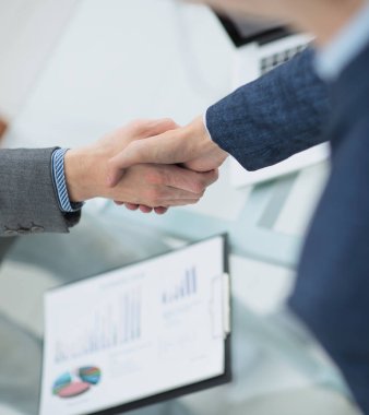 İş adamı ortağıyla anlaşma yapmak için el sıkışıyor.