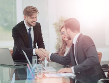 Onun ortağı el sallayarak iş adamı