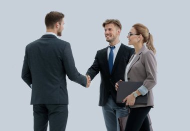 İş adamları toplantı sırasında el sıkışıyor.