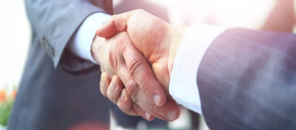 Conceito de cooperação. handshake empresário convida a cooperar — Fotografia de Stock