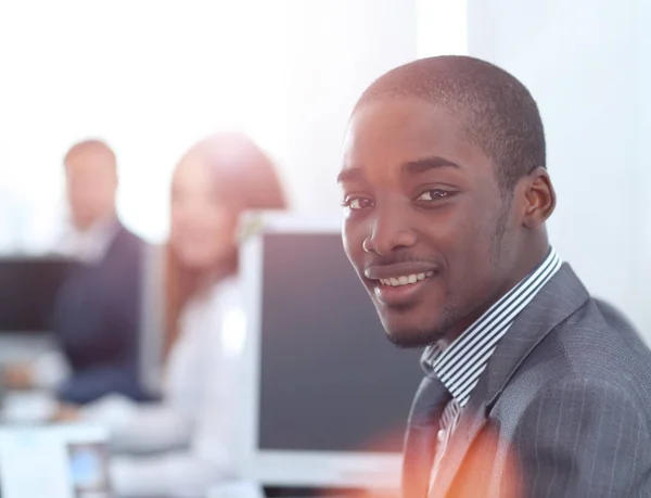 Compañeros de trabajo trabajando en una oficina soleada. Equipo de negocios exitoso — Foto de Stock