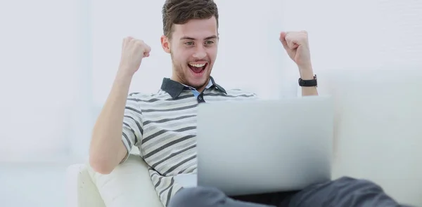 Szczęśliwy młody człowiek za pomocą jego laptop, z bliska. — Zdjęcie stockowe