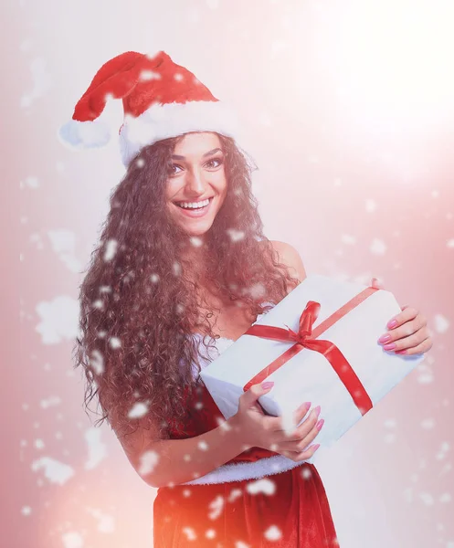 Natal Santa mulher retrato segurar presente de Natal — Fotografia de Stock