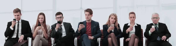 Сотрудники внимательно слушают своего босса на деловой встрече — стоковое фото