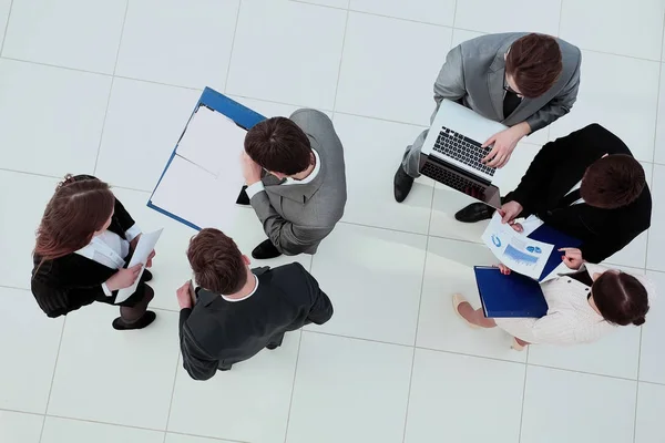 Zufriedene Geschäftsleute sprechen über Treffen im Büro — Stockfoto