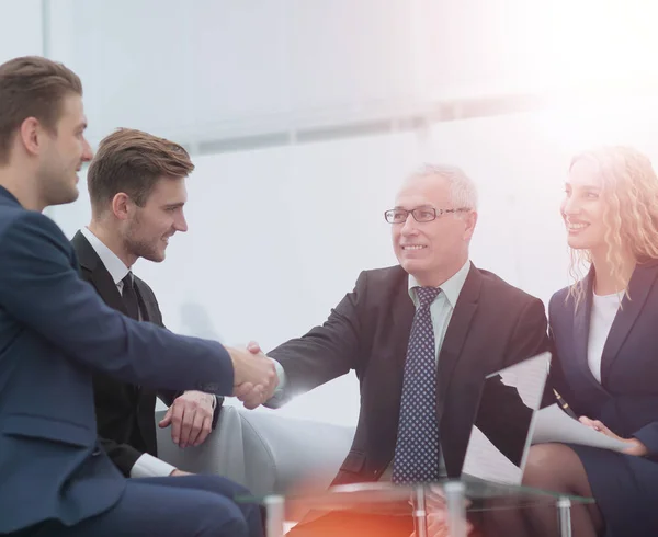 In segno di cooperazione, i partner stringono la mano dopo la firma — Foto Stock