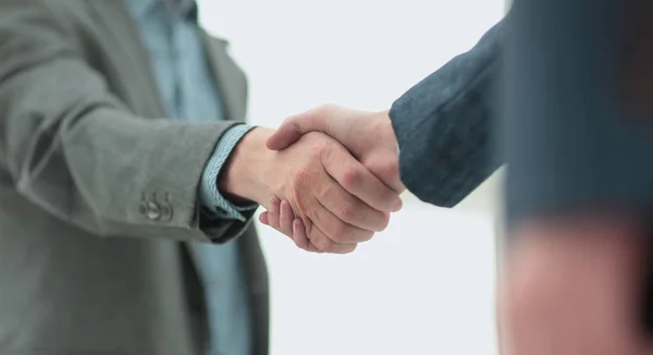 Empresário apertando as mãos para selar um acordo com seu parceiro — Fotografia de Stock
