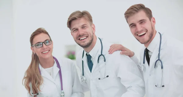 Retrato de grupo feliz y seguro de los médicos que trabajan en el medi —  Fotos de Stock